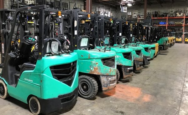 Trouver un chariot élévateur adapté aux espaces restreints