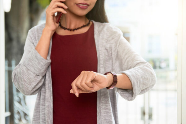 Montre femme et développement personnel : symbole de ponctualité et de réussite